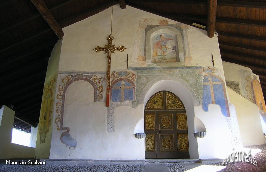 08 La Chiesa dentro il porticato.JPG